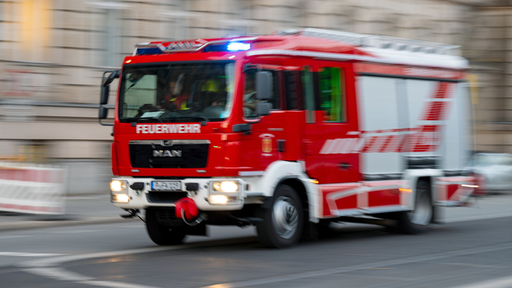 Feuerwehrauto kommt angefahren 