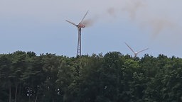 Das brennende Windradaus der Distanz