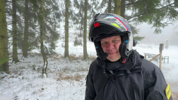 Heiko Havers mit Helm in einem verschneiten Waldstück