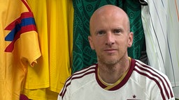Philipp Johnen mit Fußballtrikot