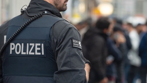 Symbolbild: Ein Polizist im Einsatz während einer Razzia