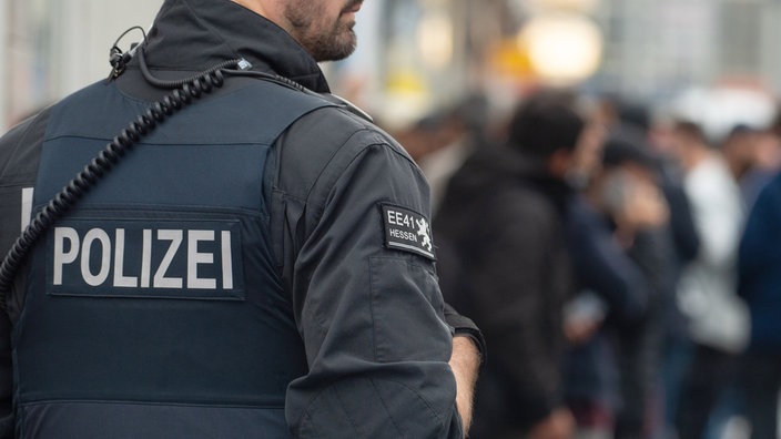 Symbolbild: Ein Polizist im Einsatz während einer Razzia