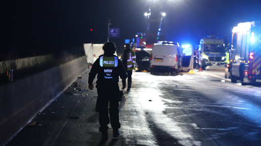 Eine Polizistin des Verkehrsunfallaufnahme-Teams an der Unfallstelle.