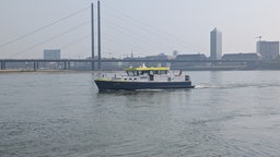 Polizeiboot vor dem Paradiesstrand in Düsseldorf