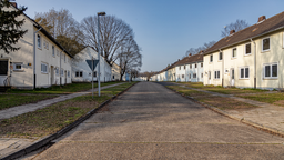 Leerstehende, weiße Reihenhäuser im JHQ in Mönchengladbach