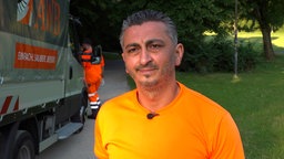 Ein Mann steht vor einem Lkw