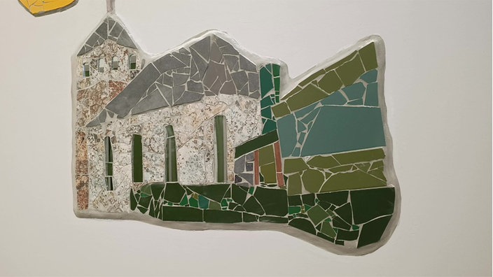 grünes Mosaikbild einer Kirche