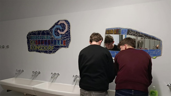 zwei Jungs stehen in der Jungstoilette der Erich-Fried-Gesamtschule Ronsdorf