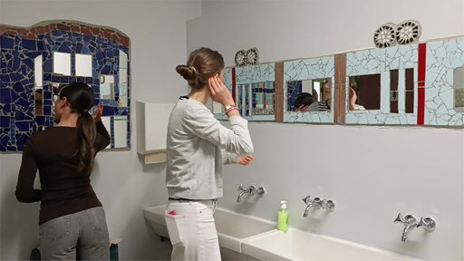 zwei Mädchen stehen in der Mädchentoilette der Erich-Fried-Gesamtschule Ronsdorf