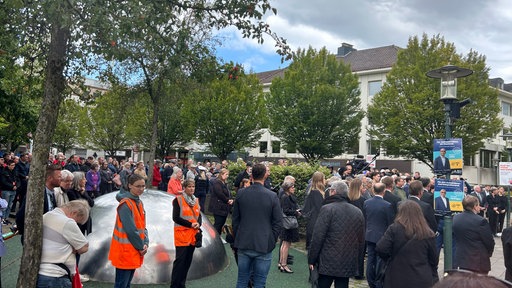 Menschen gedenken der Opfer des Messeranschlags auf dem Solinger Fronhof 