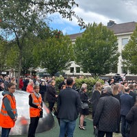 Menschen gedenken der Opfer des Messeranschlags auf dem Solinger Fronhof 