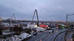 Die gesperrte Rheinbrücke in Leverkusen, auf der sich Eis gebildet hat