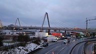 Die gesperrte Rheinbrücke in Leverkusen, auf der sich Eis gebildet hat