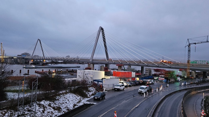 Die gesperrte Rheinbrücke in Leverkusen, auf der sich Eis gebildet hat
