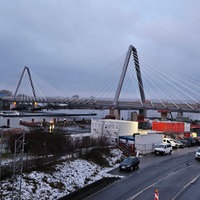 Die gesperrte Rheinbrücke in Leverkusen, auf der sich Eis gebildet hat