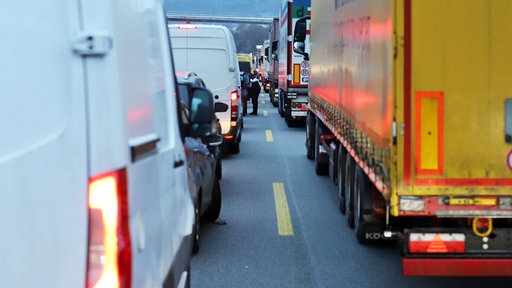 Fahrzeuge stehen auf der A3 bei Siegburg im Stau.