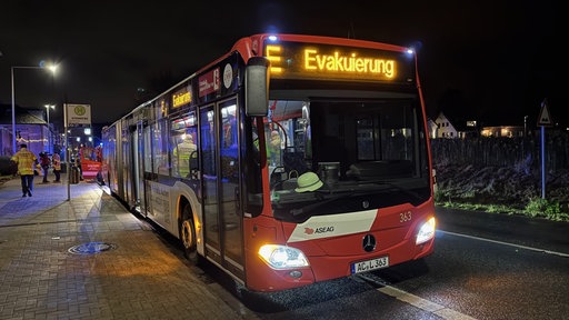 Ein Bus mit der Aufschrift "Evakuierung"