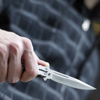 Symbolbild: Männliche Hand hält Messer