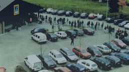 Menschenschlange vor Aldi-Filiale von 1997