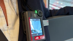 Kleine Bodycams sollen die Arbeit von Zugbegleitern sicherer machen.