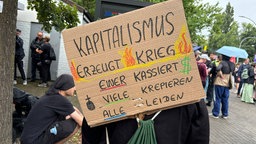 Schild eines Demonstranten im Wohnviertel von Rheinmetall Chef Papperger in Meerbusch