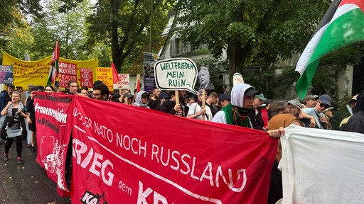 Der Demozug zieht durch das Wohnviertel des Firmenchefs in Meerbusch