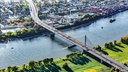 Die Nordbrücke in Bonn vor der Brückensperrung von schräg oben. Auf dem Fluss fahren zwei Schiffe.