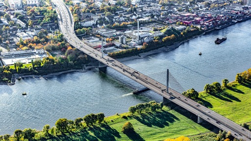 Die Nordbrücke in Bonn von schräg oben. Auf dem Fluss fahren 2 Schiffe.