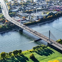 Die Nordbrücke in Bonn von schräg oben. Auf dem Fluss fahren 2 Schiffe.