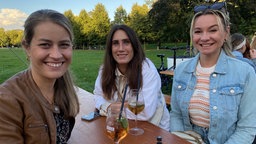 Drei Frauen auf einem Abendmarkt in Köln