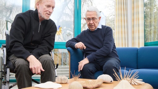 Prof. Dr. Jes Rust (links) - und Dr. Hans-Volker Thiel (rechts) mit einer Auswahl der Seeigel-Sammlung.
