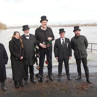 Portemonnaie Auswaschen in Rhein