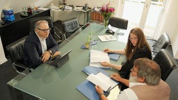 Athanasios Antonakis sitzt am Tisch.