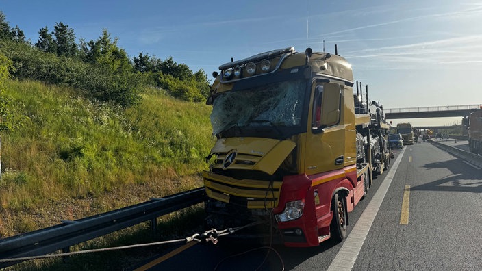 Der verunfallte Lkw auf der A4 wird abgeschleppt.