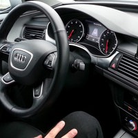 Keine Hände am Lenkrad um autonom zu fahren