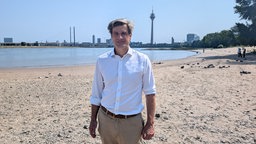 Der Düsseldorfer Ordnungsdezernent Christian Zaum am Paradiesstrand in Düsseldorf.