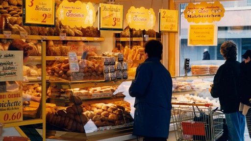 Eine Backwarentheke der Bächerei "Oebel" in einem Supermarkt