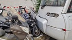 Der Zugteil der Bahn zerdrückt zwei Roller.