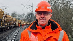 Ein Mitarbeiter der Bahn steht im Gleisbett