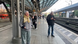 Sabine Benz, eine Bahnpendlerin, steht auf dem Bahnsteig in Köln am Hauptbahnhof