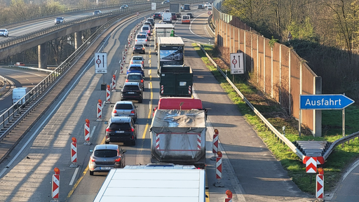 Stau auf zwei Fahrstreifen einer Autobahn innerhalb einer Baustelle