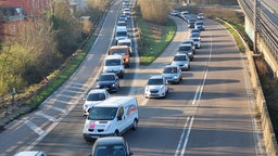 zwei Autokolonnen fahren auf eine Spur, weil sich die Fahrbahn einspurig wird