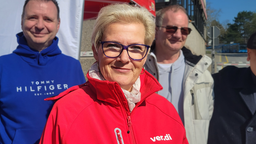 Verdi-Vertauensfrau Nicole Eickelnberg. Weitere Personen im Bildhintergrund.