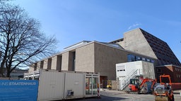 Die Baustelle vor der Kölner Oper von außen zu sehen 