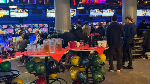 Gut besuchter Eventbereich einer Bowlinganlage 