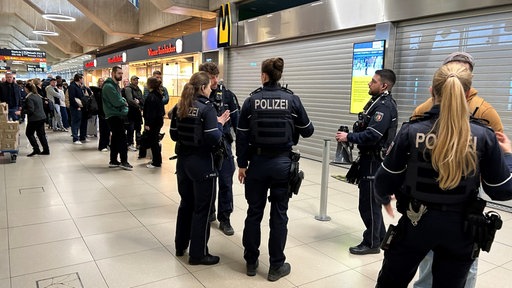 Einsatzkräfte der Bundespolizei stehen im Flughafen Köln/Bonn. 