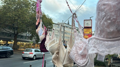 BHs für Brustkrebsmonat-Awarness hängen am Platz am Kolk