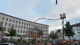 BHs für Brustkrebs-Awareness werden am Platz am Kolk aufgehängt