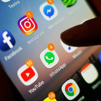 Smartphone mit App- Buttons von social media Anwendungen