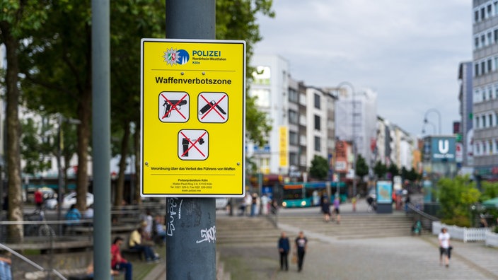 Beschilderung der Waffenverbotszone der Polizei Nordrhein-Westfalen auf dem Wiener Platz.